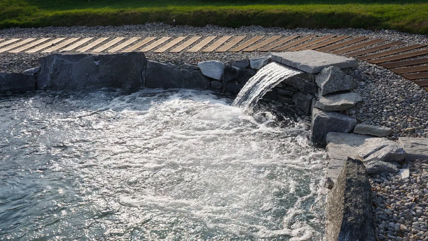 Area relax con cascata e acqua cristallina