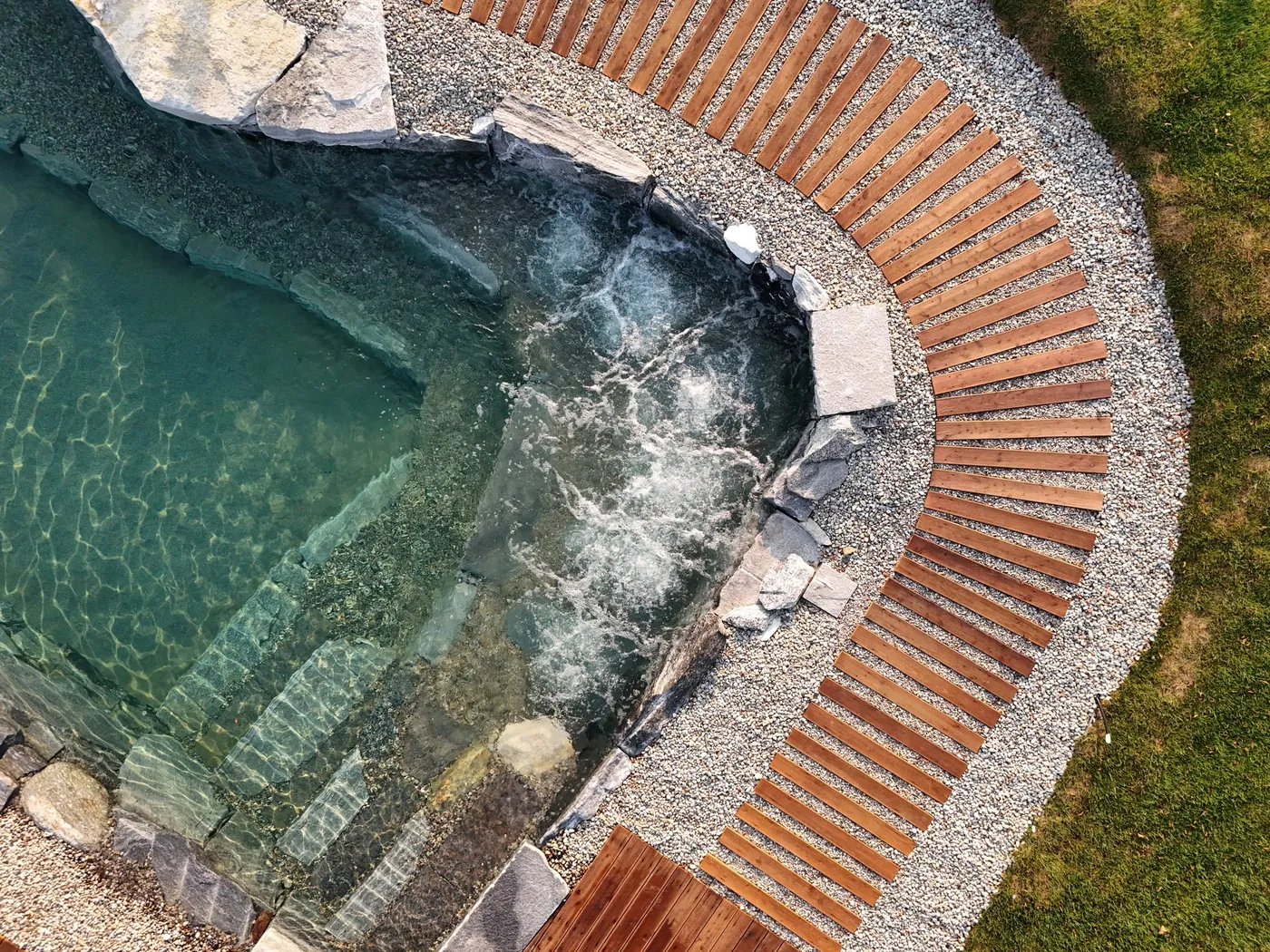 Area wellness con cascate e zone relax
