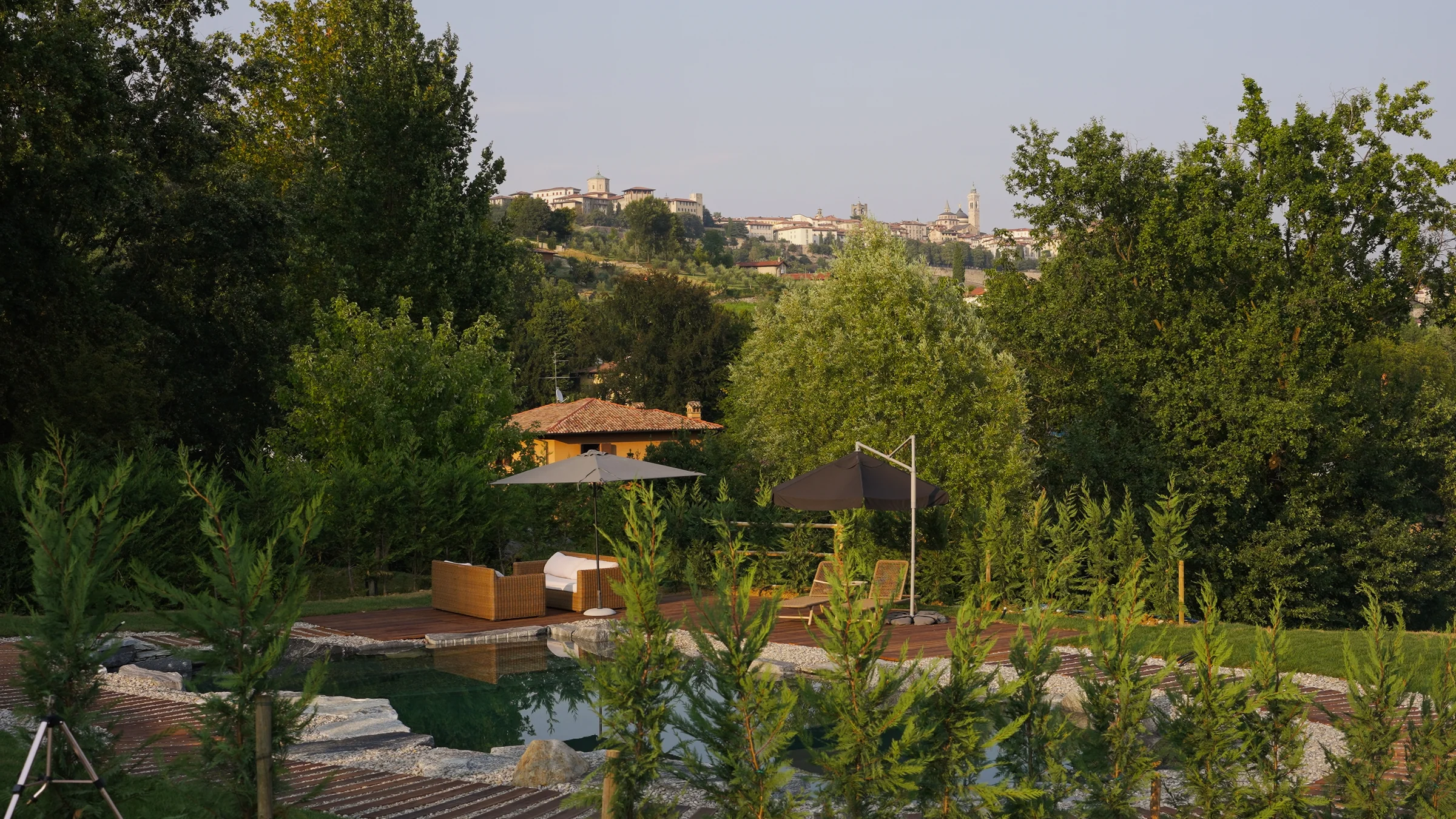 Piscina naturale con vista su Bergamo Alta