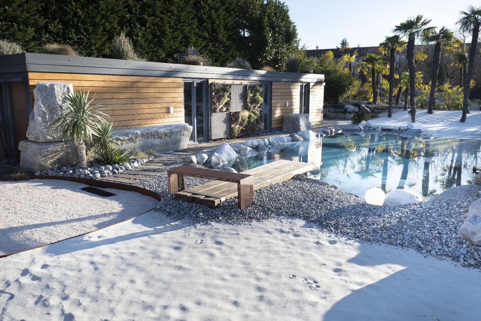 Area wellness con cascate e zone relax